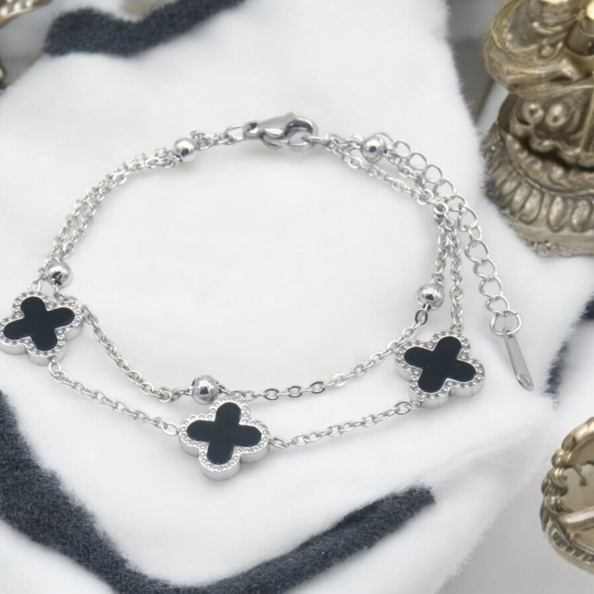 Shadow Clover Armband